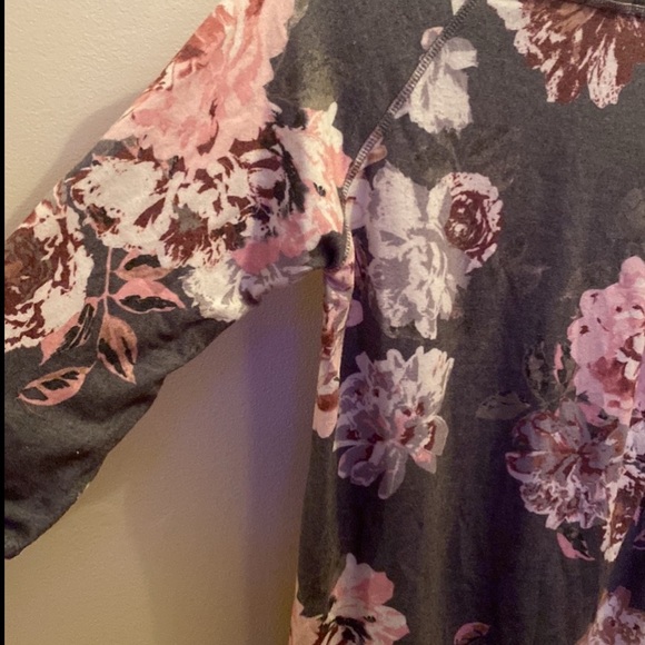 Beautiful eyeshadow floral woman’s small sweater (EUC) - Picture 3 of 9